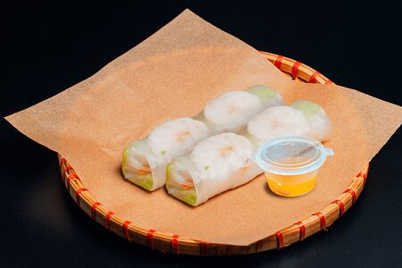 Фреш-роллы с креветками и острым соусом 