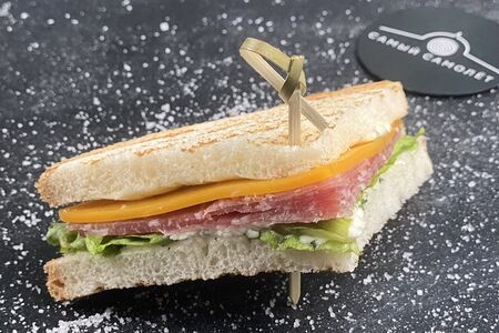 10 мини-сэндвичей с пармой и сыром