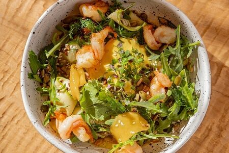 Салат из цукини, манго, креветок с кремом маракуйя