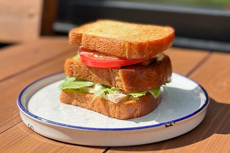 Сэндвич на бриоши с ветчиной от шефа и соусом тартар