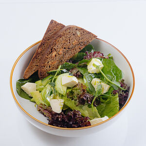 Листья салата с авокадо