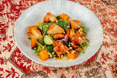 Салат с печеной тыквой и хрустящим куриным бедром 