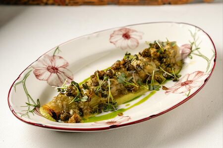 Запеченый лук-порей с фисташковым ромеско