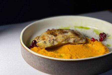 Цыпленок с морковно-апельсиновым пюре