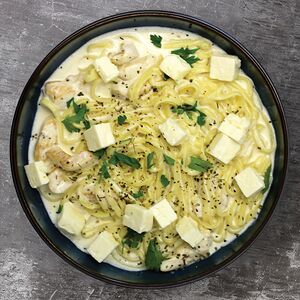 Паста с сыром фета и курицей 