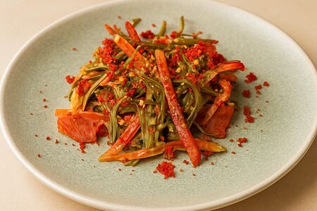 Салат с чукой и форелью