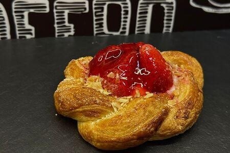 Вензель с клубникой