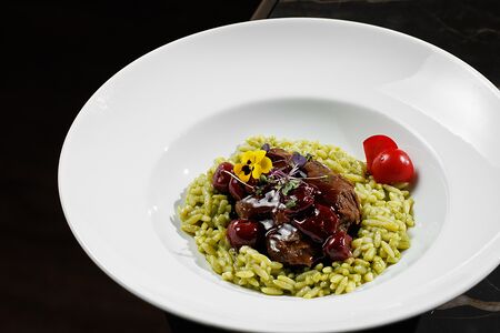 Ланиты с орзо и вишневым соусом