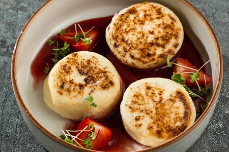 Сырники творожные с клубничным джемом