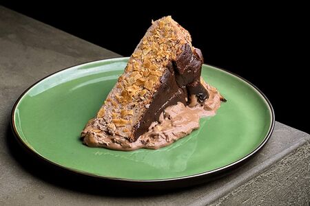 Баскский шоколадный чизкейк, шоколадно-ореховый мусс с мисо