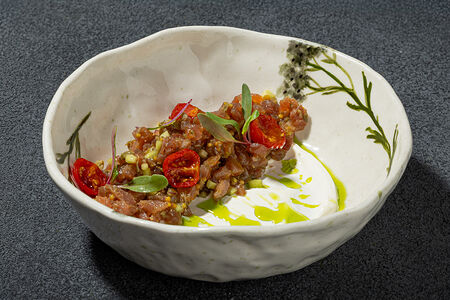 Тартар из тунца с копчёным черри и лимонной сметаной