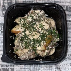 Куриная печень, тушённая с яблоком со сметаной