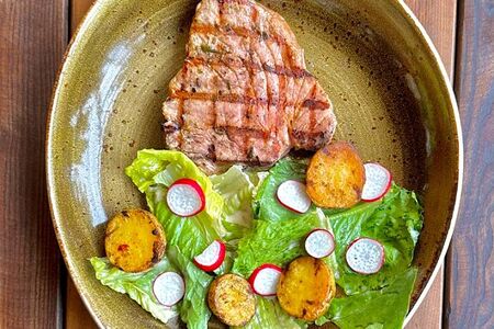 Стейк из тунца с хрустящим салатом