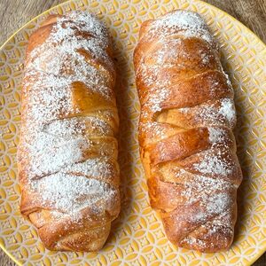 Булочка с абрикосовым повидлом и кусочками фруктов