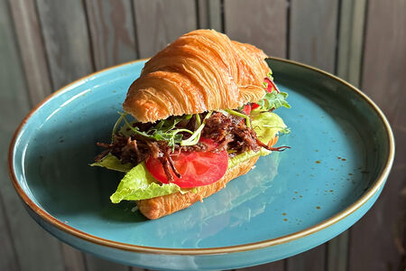 Круассан с рваной говядиной