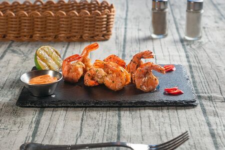 Креветки гриль с соусом том ям