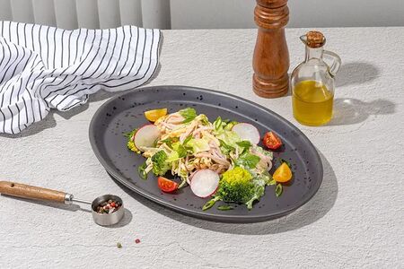 Салат с ветчиной и омлетом