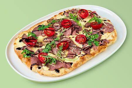 Пицца Римская с телятиной и руколой