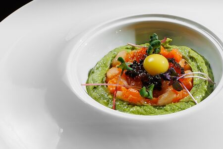 Тартар из лосося и гребешка с соусом гуакамоле