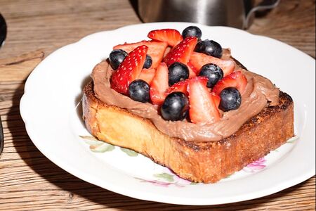 Ореховый ганаш на бриоши с ягодами