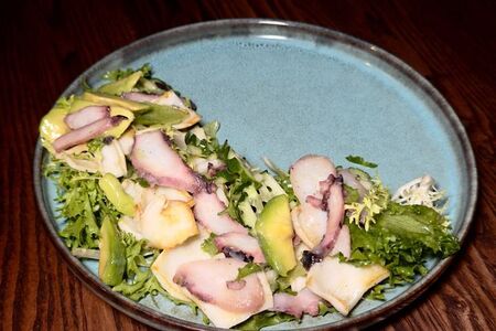 Салат с кальмаром 