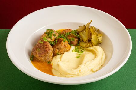 Тефтели с картофельным пюре