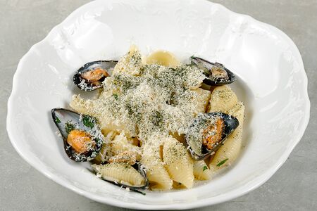 Паста конкилье с мидиями и сыром дорблю