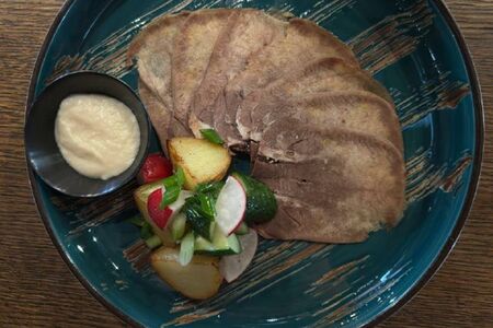 Говяжий язык с соусом из хрена с мёдом