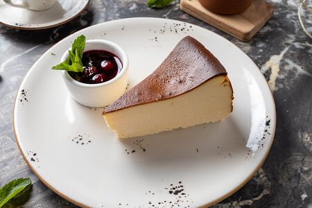 Баскский чизкейк (подается с соусом из вишни)