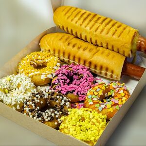2 френч-дога + бокс пышек S (6 пончиков) с топпингом и посыпкой