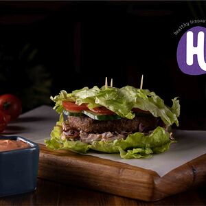 Бургер на листьях с котлетой из растительного мяса