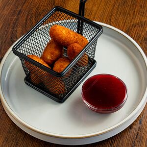 Сырные палочки с соусом