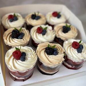 Набор трайфлов, десерт в стакане на праздник Красный бархат и Сникерс 