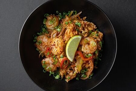 Острый вок с креветками и беконом 