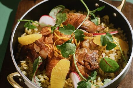 Куриный окорок в апельсиновом соусе с жареным рисом