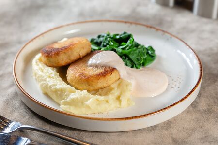 Котлеты из судака с пюре