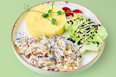 Бефстроганов с лисичками и картофельным пюре