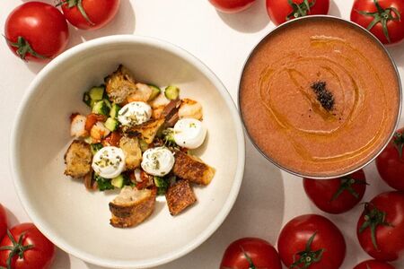 Томатный гаспачо с жареной креветкой