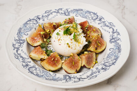 Карпаччо из инжира с бурратой