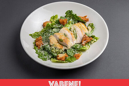 Салат Цезарь с курицей песто