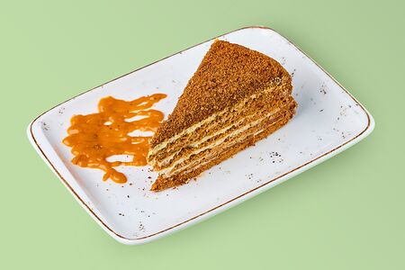 Медовик сметанный с облепиховым соусом