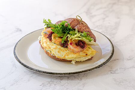 Открытый круассан с омлетом и креветками