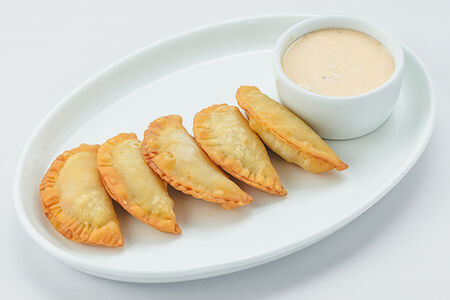 Чебуреки с крабом и соусом коктейль