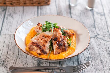 Запечённый цыпленок с тыквенным кремом 