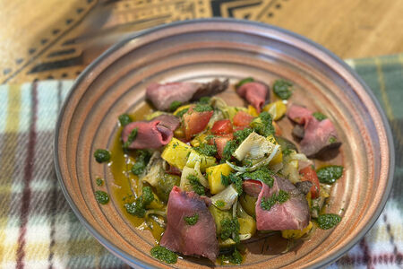 Теплый салат с ростбифом и вешенками