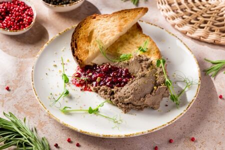 Паштет из куриной печени с хрустящей бриошью и брусничным конфитюром
