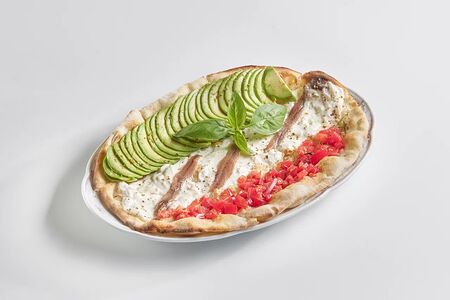 Фокачча с бурратой, авокадо и томатами