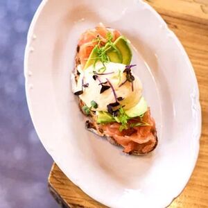 Брускетта с лососем слабой соли, спелым авокадо и яйцом пашот