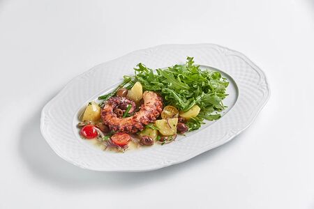 Теплый салат с осьминогом и соусом из белого вина