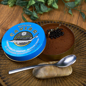 Тирамису с икрой из какао и сусальным золотом